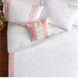 NWT Pioneer Woman White Polyester Tufted 4-pc Full/Queen Comforter Bedding